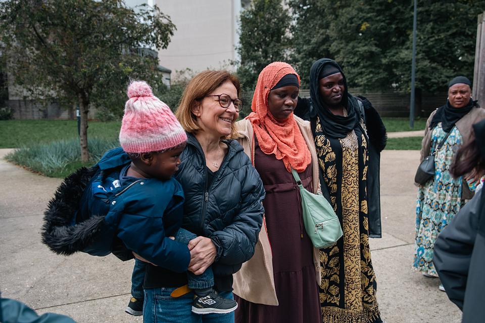 Edith Rain, entourée de mères à la rue, tient tient dans ses bras le fils de Kamara