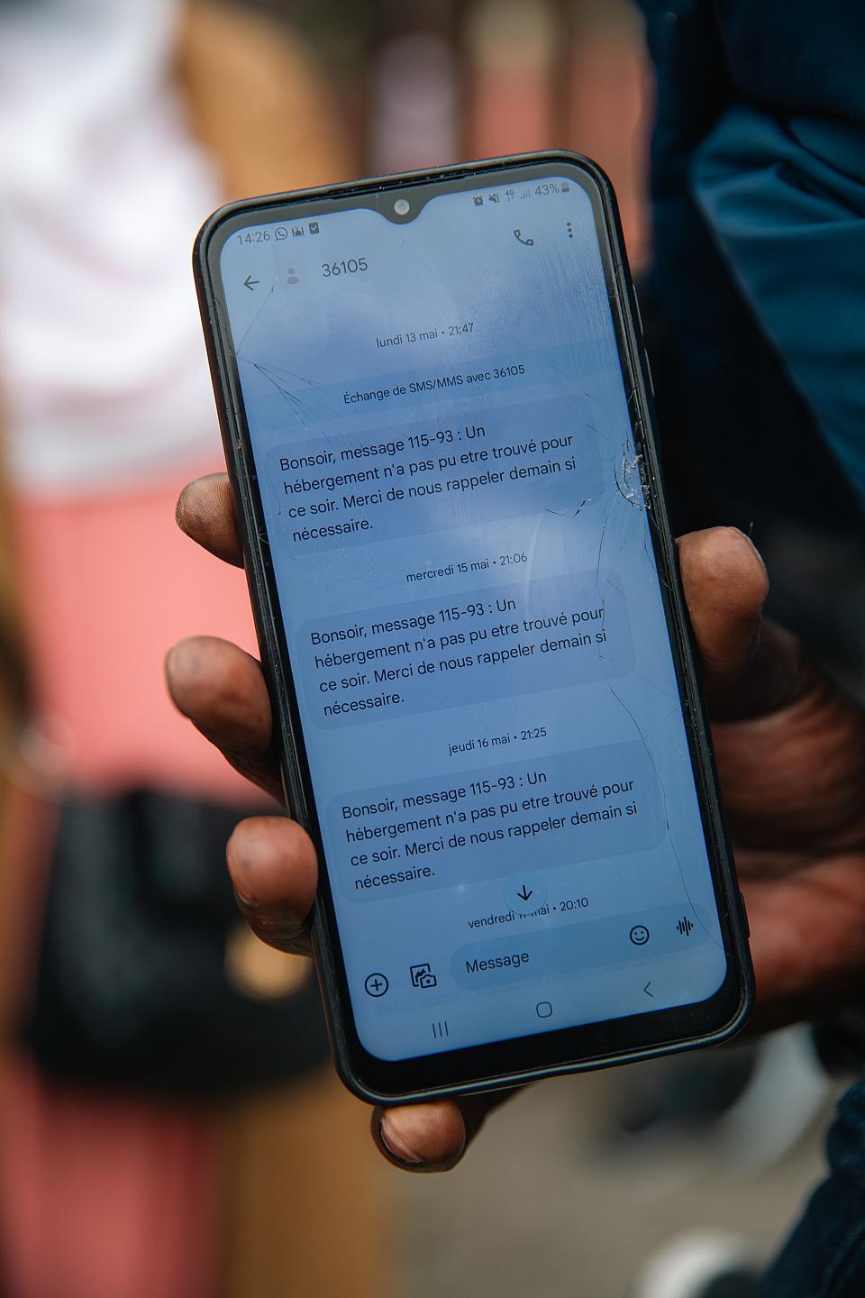 L'écran de smartphone de Kamara affichant les messages d'absence de solution d'hébergement par le 115