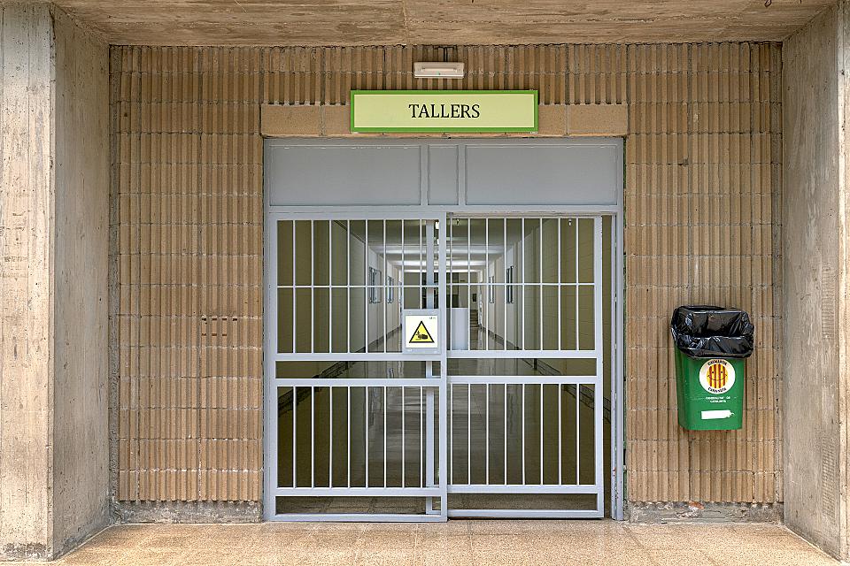 Une porte en métal sur laquelle il est écrit « Tallers ».