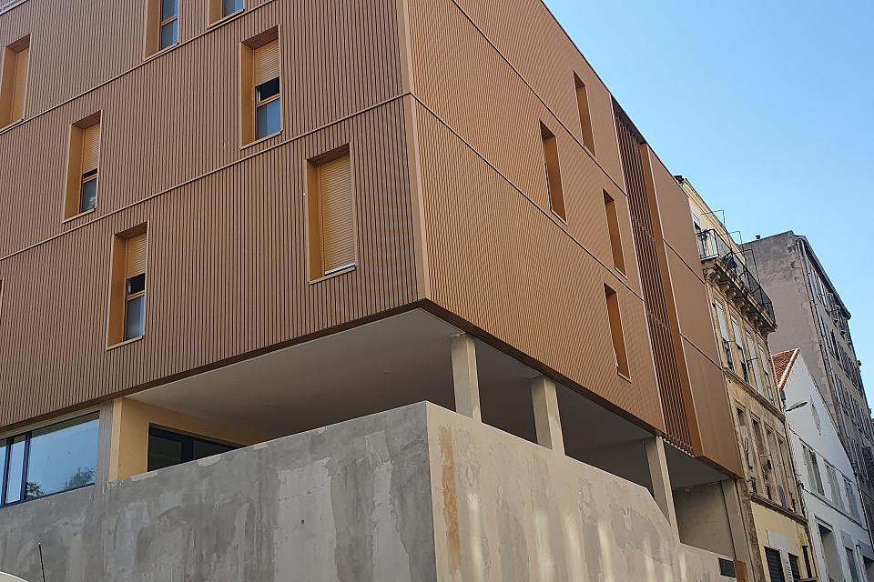 Vue sur le bâtiment depuis l'extérieur.