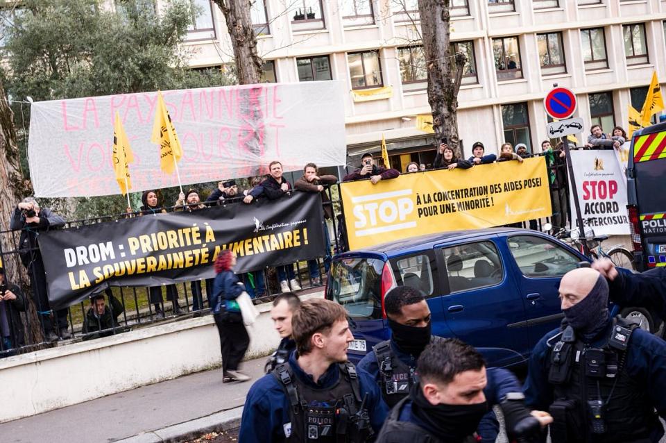 Plus de 150 paysan·nes de la Confédération paysanne venu·es de toute la France, dont une importante délégation des DROM, ont occupé le ministère de l'agriculture le 14 janvier 2026.