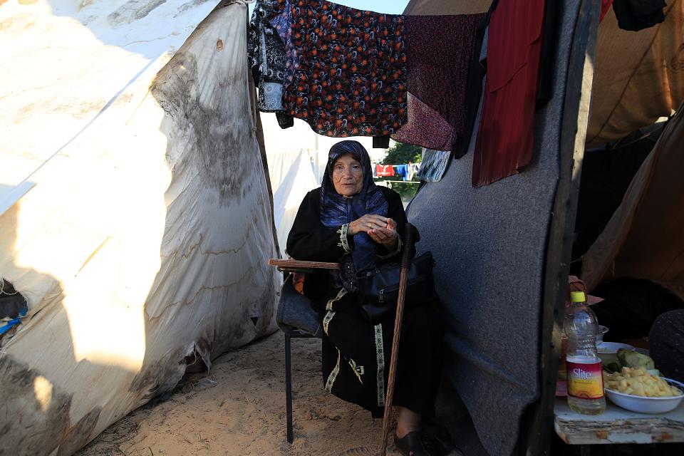 Fathia Mahmoud Obeid est professeure d'anglais. Malgré ses 77 ans, elle a quitté précipitamment l'immeuble de sept étages où elle habitait avec sa famille pour se réfugier au sud de la bande de Gaza.