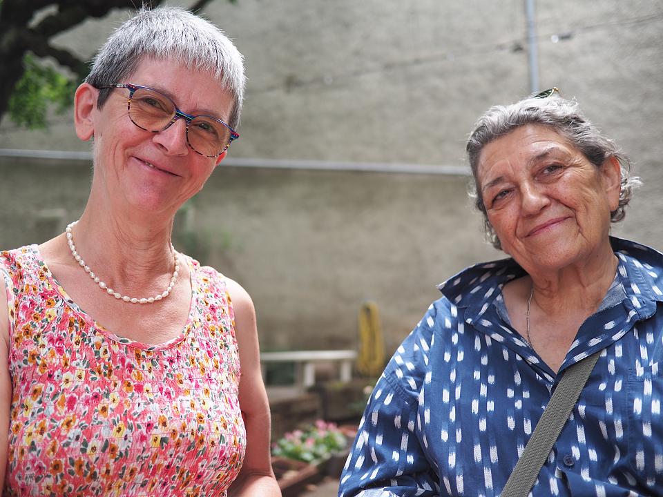 Deux femmes regardent l'objectif en souriant