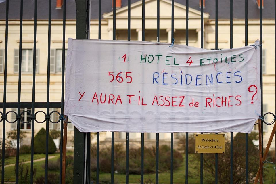 Contestation du projet de golf des Pommereaux. Le 7 janvier 2023 à Blois, les manifestants ont accroché leurs messages sur les grilles de la préfecture.