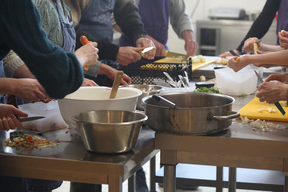 Des mains et des ustensiles de cuisines en gros plan.