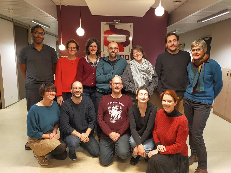 Photo de groupe de 12 personnes. 