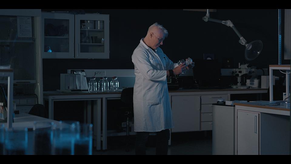 un homme vêtu d'une blouse blanche dans son laboratoire