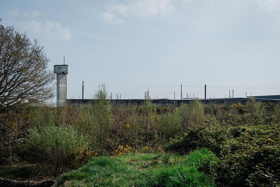 Vue du centre pénitentiaire de Nantes avec son mirador et ses murs en béton.
