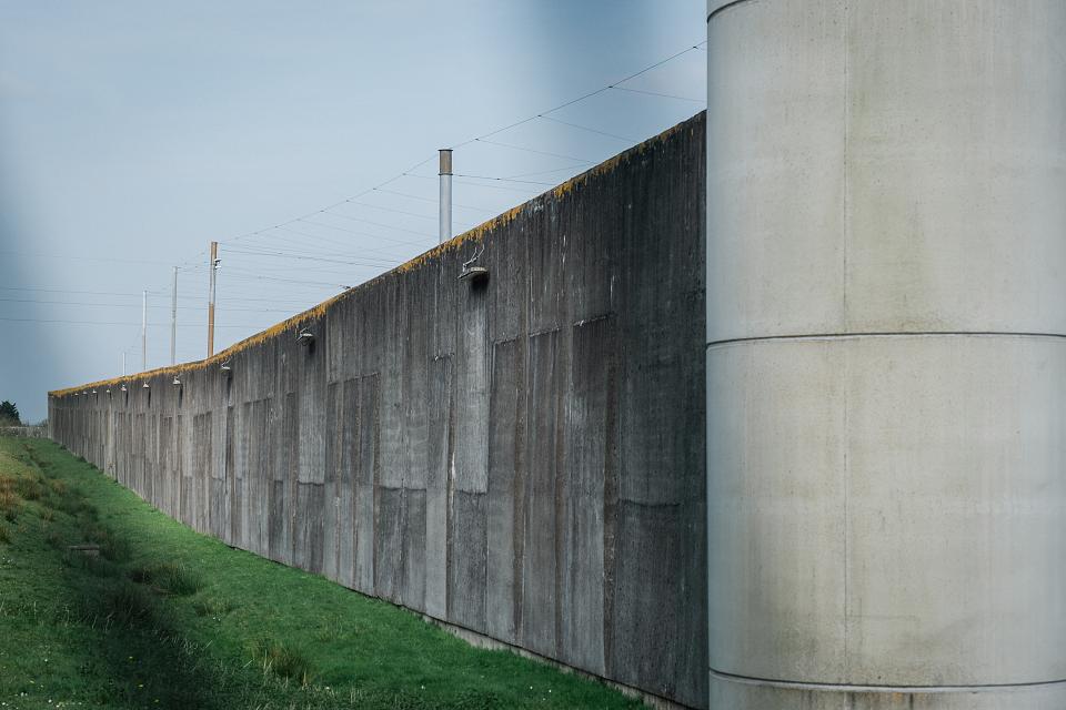 Mur d'enceinte du centre pénitentiaire