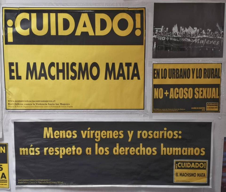 Des affiches en jaune et blanc collée contre un mur.