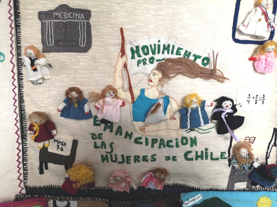 Une broderie sur laquelle il est écrit "Movimento pro emancipaction de las mujeres de Chile".