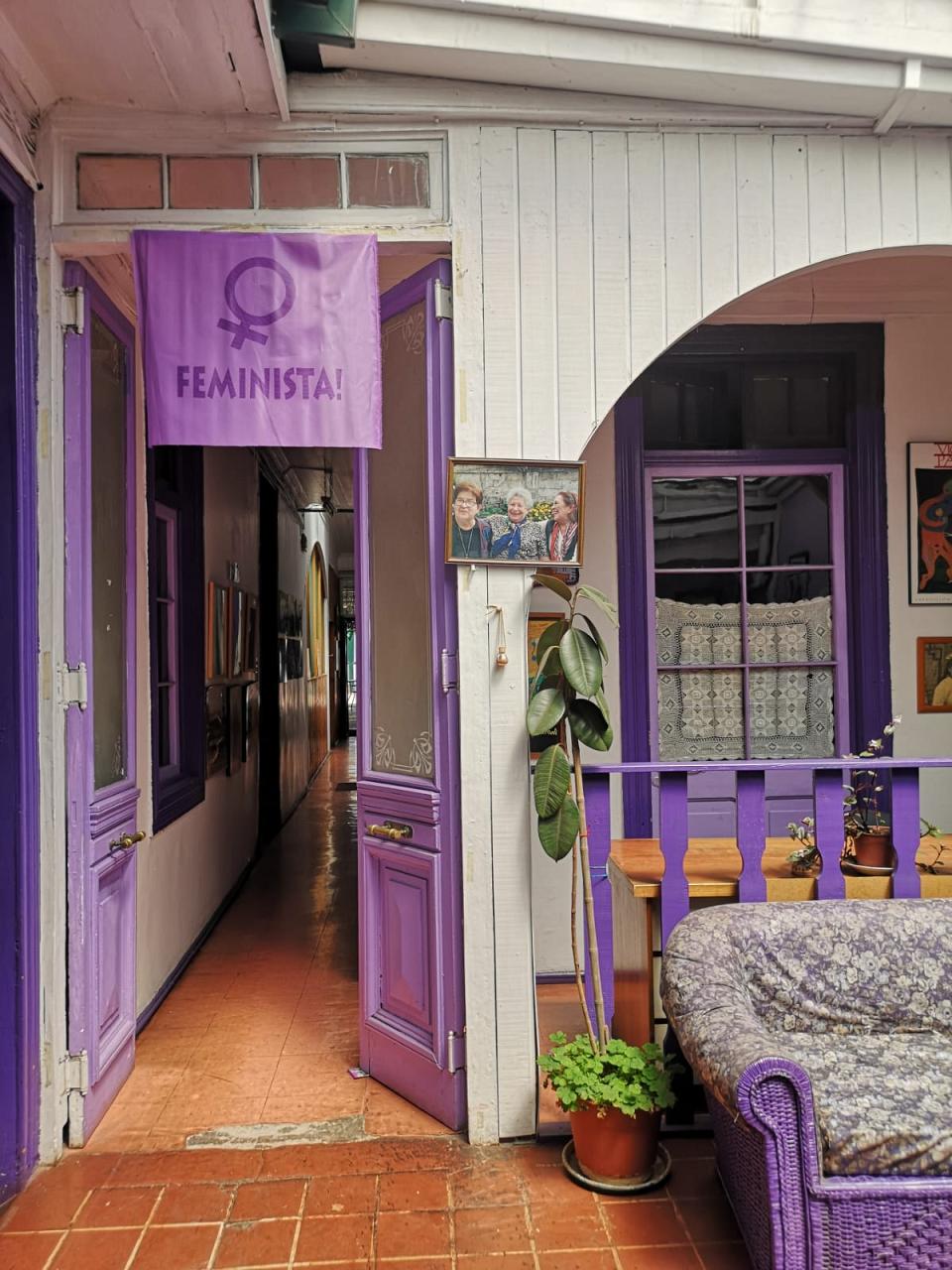 L'entrée d'un bâtiment, la porte est peine en violet.