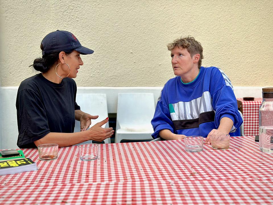 Fatima Ouassak à gauche et Alice Coffin à droite, discutant derrière une table.