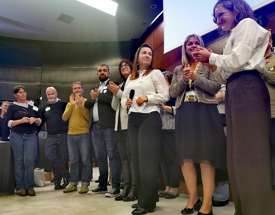 des femmes et des hommes, debout, à l'intérieur du Parlement européen à Strasbourg