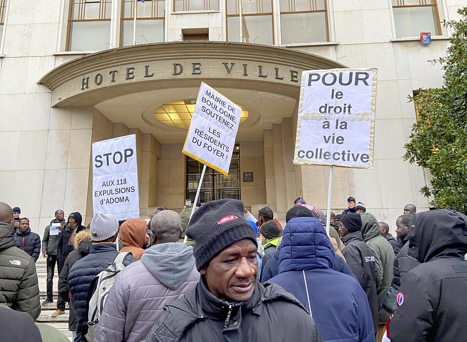 Les résidents des foyers de travailleurs migrants de Boulogne-Billancourt et leurs soutiens jeudi 2 février 2023 devant la mairie de la ville. Ils réclament l'annulation des menaces d'expulsion des 118 résidents ainsi que des conditions de logement décentes.