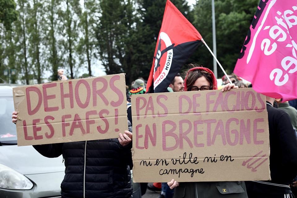 Une habitante de Tresmeur et sa fille lors de la manifestation le 14/05/2026 à Pléguien. 
