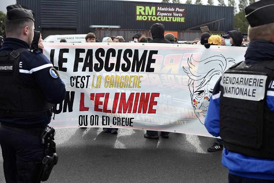 Les manifestants face à la barrière de sécurité des forces de l'ordre.