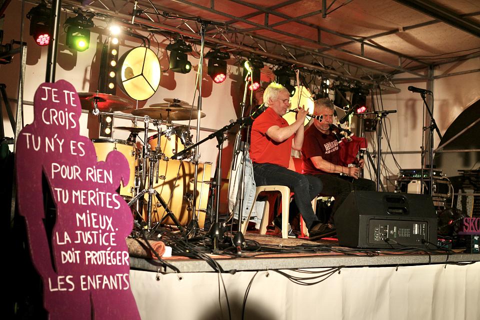 Une scène avec deux musiciens. 
