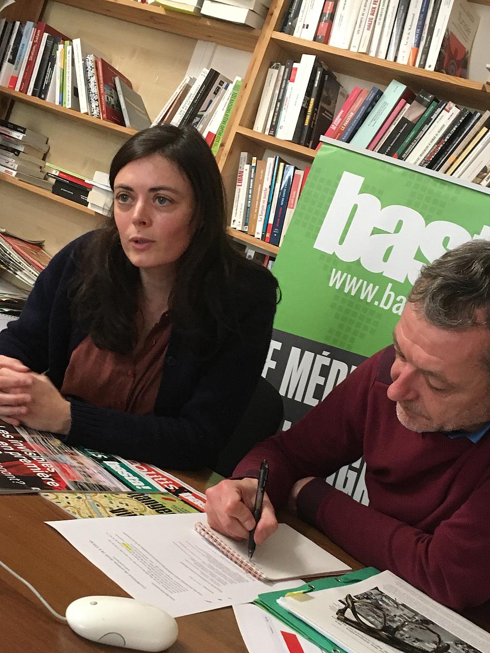 La journaliste Inès Léraud avec la rédaction de basta! lors du procès en diffamation intenté par le groupe agro-alimentaire breton Chéritel contre basta! et la journaliste en janvier 2021. Chéritel a retiré sa plainte le jour de l'audience.
