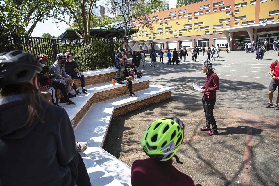 Marine Bellot, professeure d'EPS du collège, rappelle les règles aux élèves avant leur premier entraînement à vélo tous ensemble.