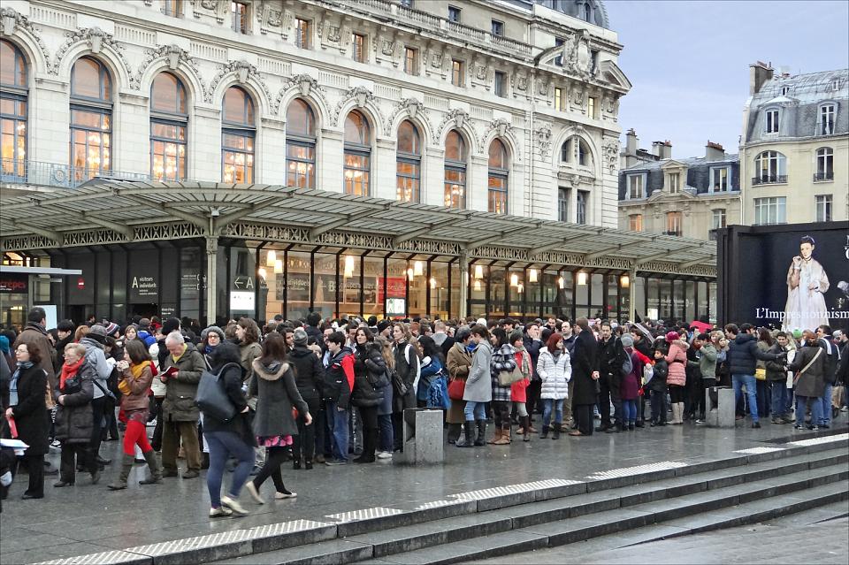 Une foule devant l'entrée du musée d'Orsay.