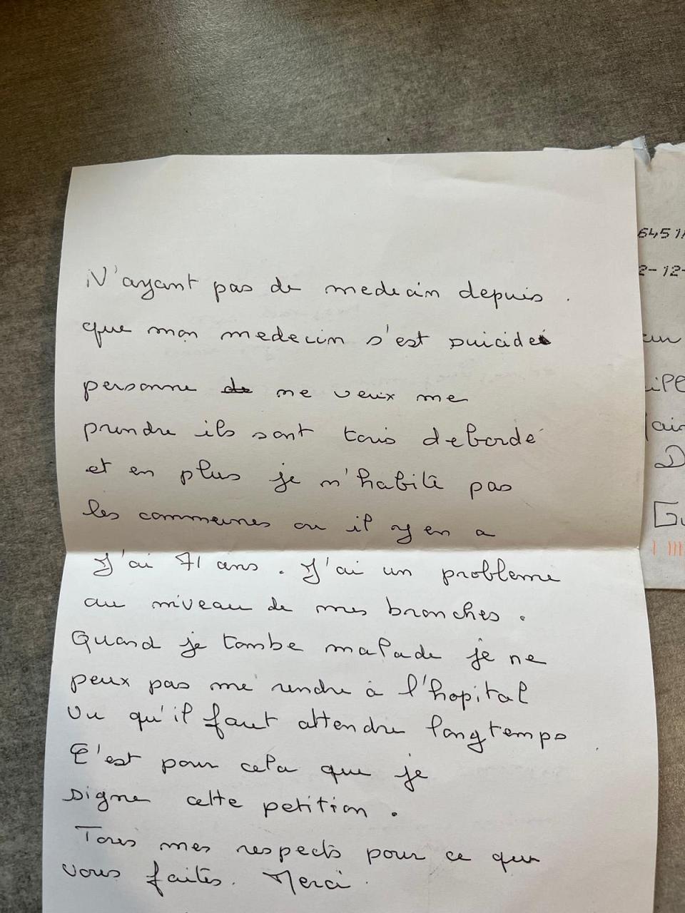  Photo d'une lettre manuscrite. Un homme de 71 ans décrit comment il n'a plus accès à un médecin depuis que le sien est décédé. 