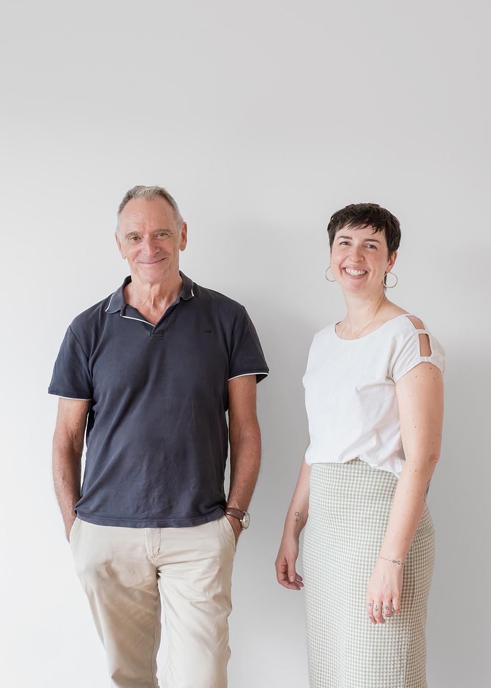 un homme en polo et une femme vêtu d'un t-shirt blanc