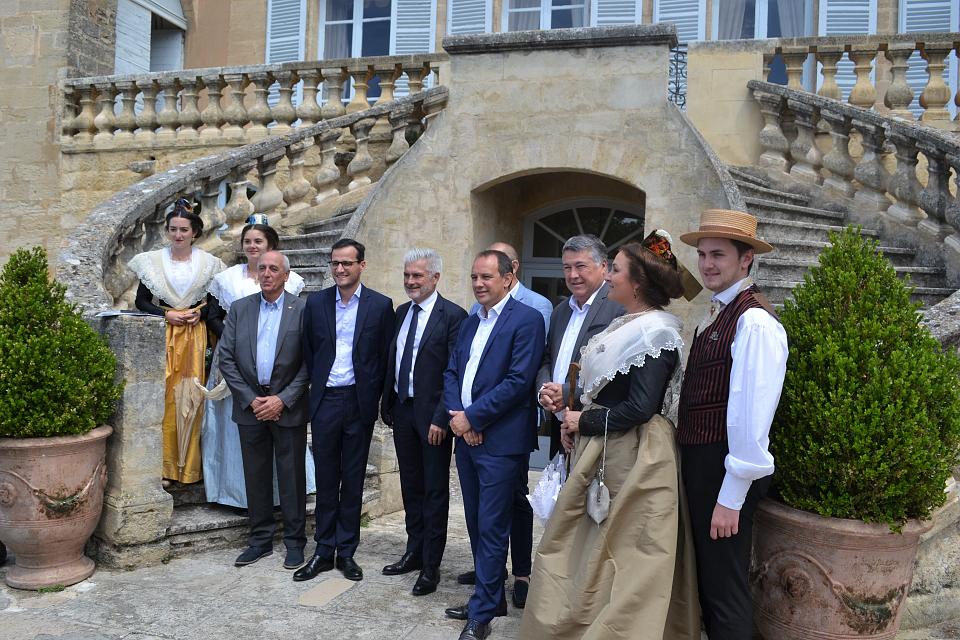  Vianney d'Alançon (deuxième homme en partant de la droite) et les maires des communes alentours encadrés de femmes en costume d'Arlésiennes lors de la présentation du projet Rocher Mistral en juin 2020.