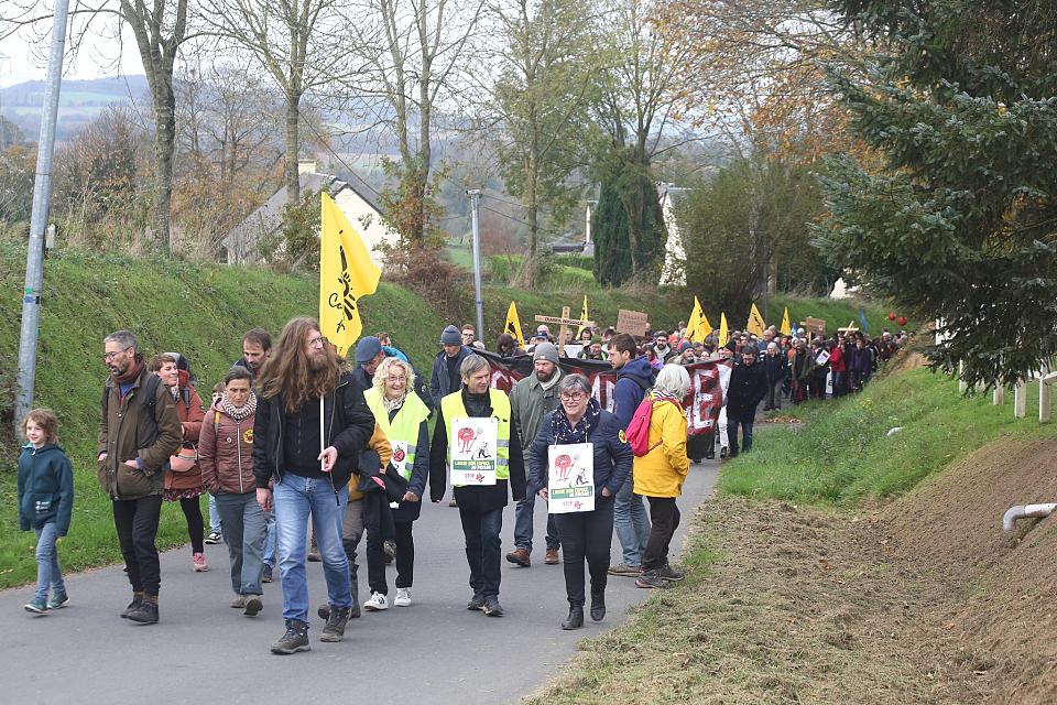 Une manifestation sur une route de campane.