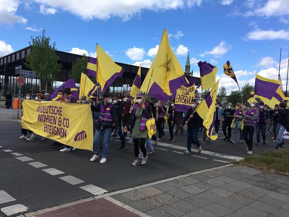 Des manifestants habillés de jaune et de violet.