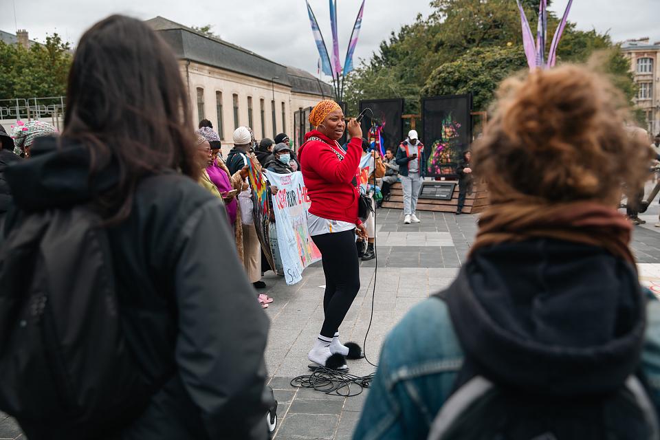 Une femme du collectif Combat pour l'hébergement 93 prend la parole lors de la manifestation