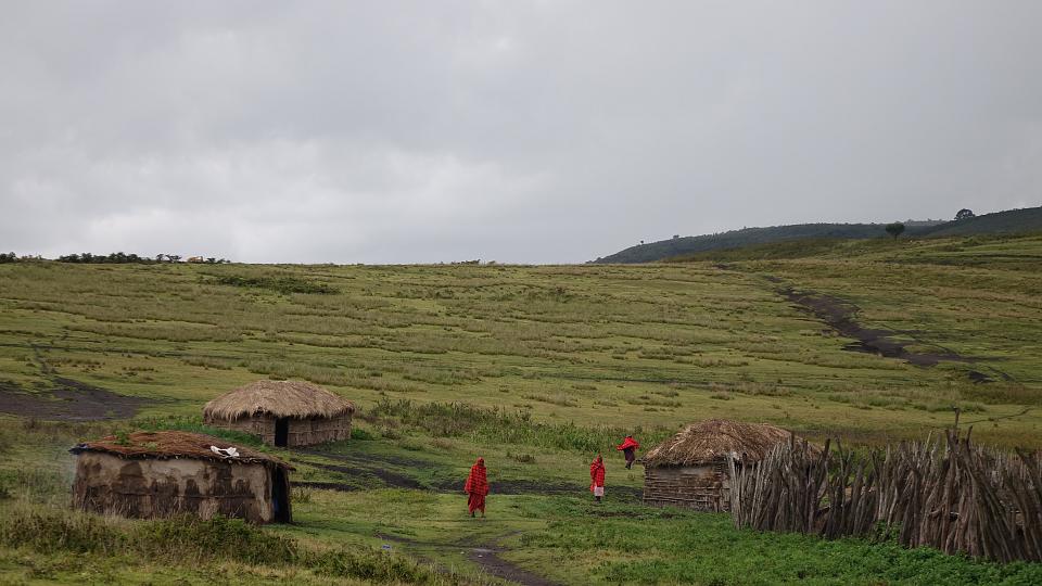 Des Massaï près de leurs habitations. Tanzanie, 2022. 