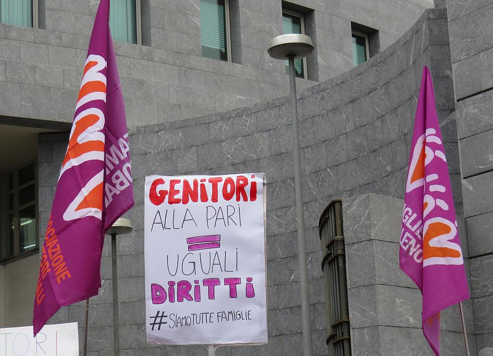 Une pancarte dit en italien "Parents égaux = droits égaux"