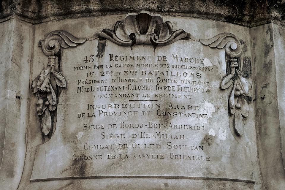 Sur le monument des Mobiles, en haut de la Canebière, à Marseille, une inscription rend hommage à un régiment parti en Algérie réprimer l'"insurrection de la province de Constantine" en 1871. Une révolte anticoloniale matée dans le sang. 