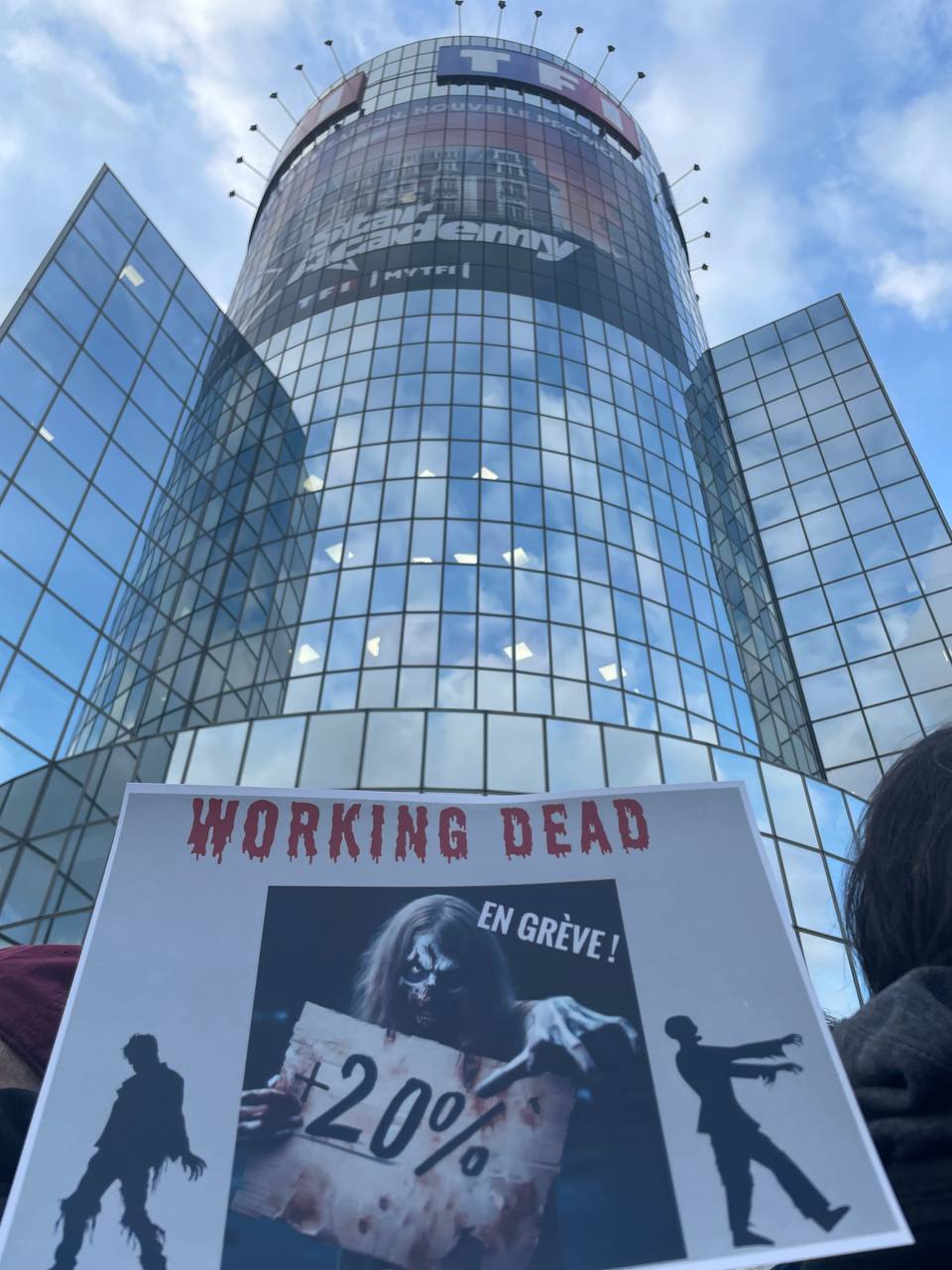 Une affiche "Working Dead" debant le siège de TF1