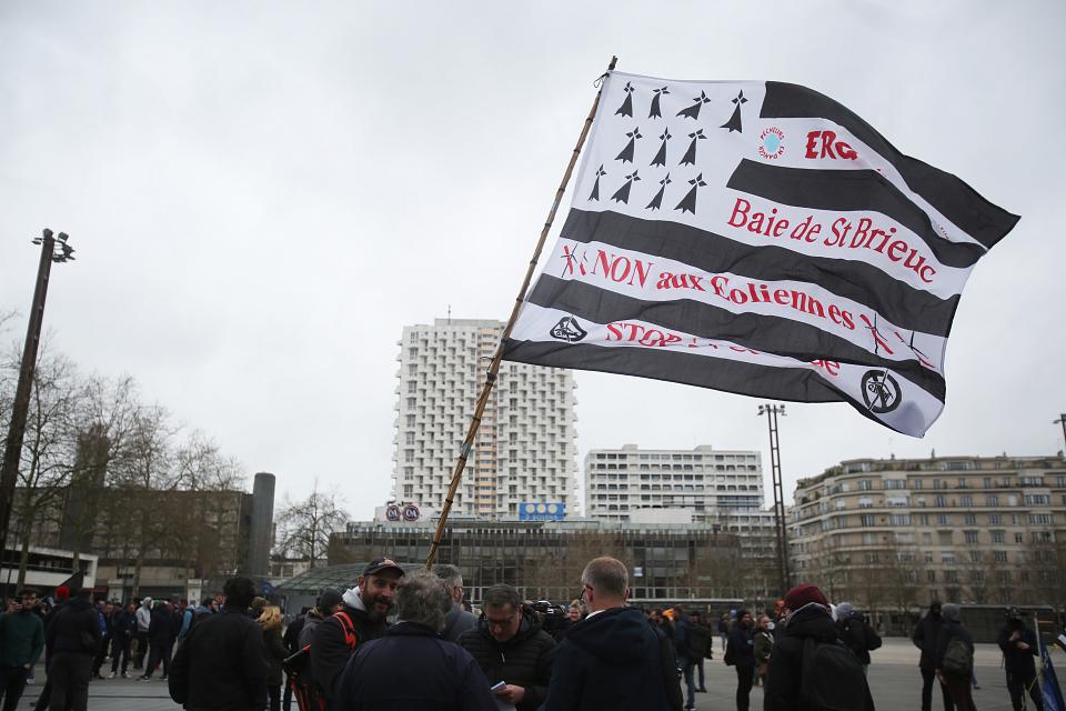 Un drapeau bretons avec un slogan contre les éoliennes en mer brandi pendant la manifestation