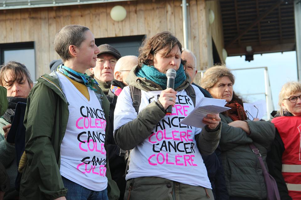 deux femmes arbirent le t-shirt Cancer Colère et prennent la parole