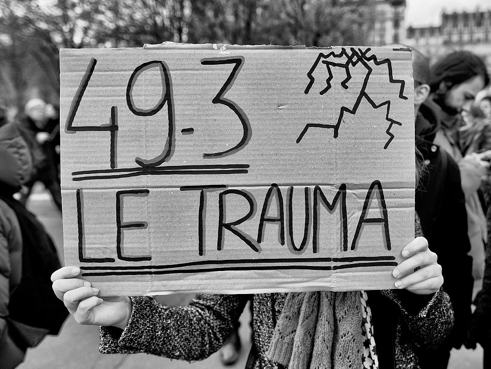 Une pancarte "49.3 le trauma" dans une manifestation contre la réforme des retraites