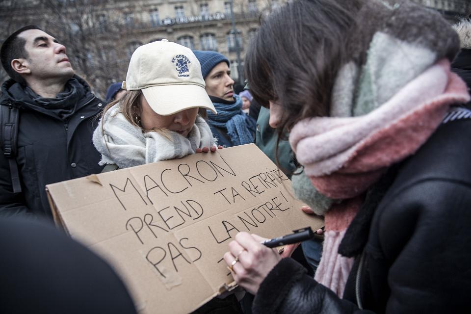 Pancarte "Macron prends ta retraite pas la notre"