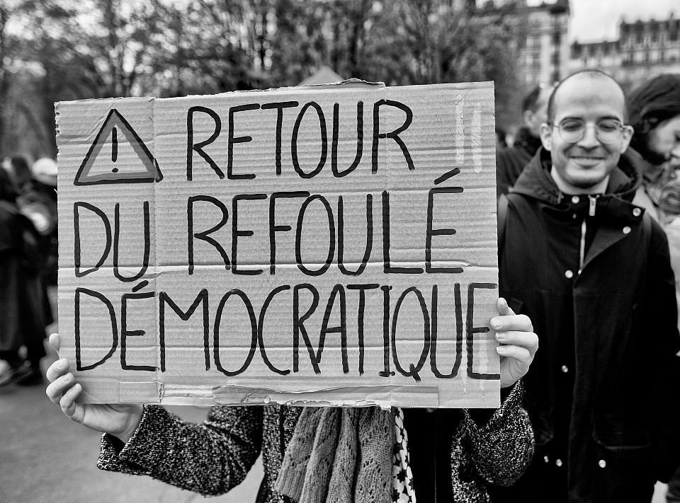 Une pancarte "retour du refoulé démocratique" dans une manifestation contre la réforme des retraites