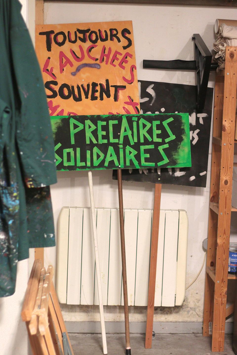 Les pancartes, de sortie pour la manif contre la réforme des retraites à Lyon, rappellent que les mobilisations des personnes précaires s'inscrivent dans la durée et à l'intersection de plusieurs réformes.