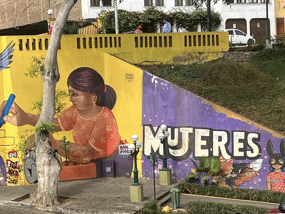 Peinture murale féministe avec une femme peinte et le mot "Mujeres". 