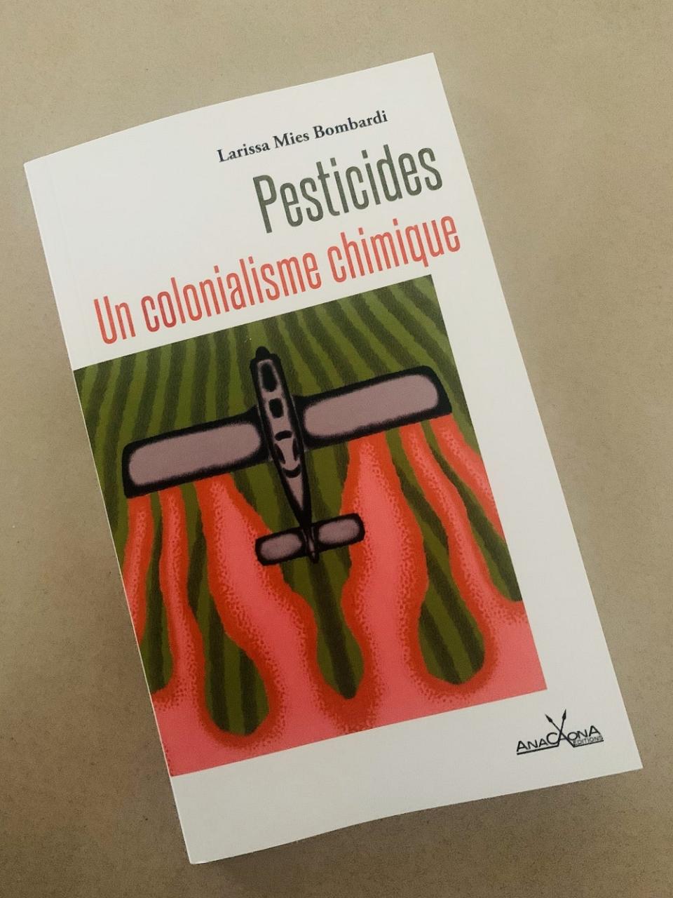 Couverture du livre Pesticides, un colonialisme chimique en photo posé sur une table