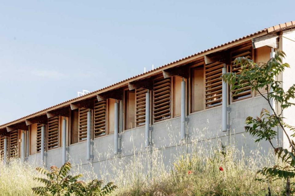 des brise soleil installés sur les façades d'un établissement scolaire