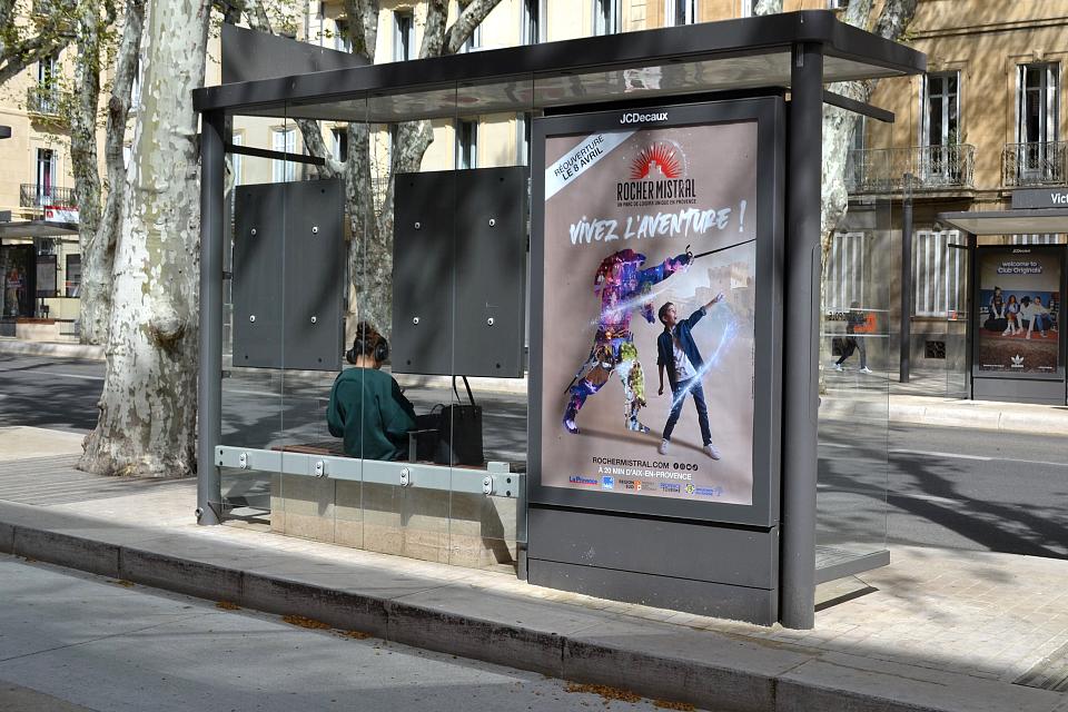 Publicité pour l'ouverture de la troisième saison de Rocher Mistral sur un abribus à Aix-en-Provence