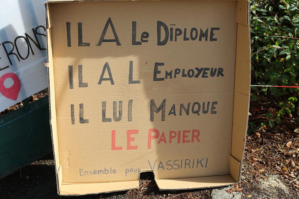 un carton sur leauel il est écrit : il a le diplôme, il a l'employeur, il lui manque le papier.