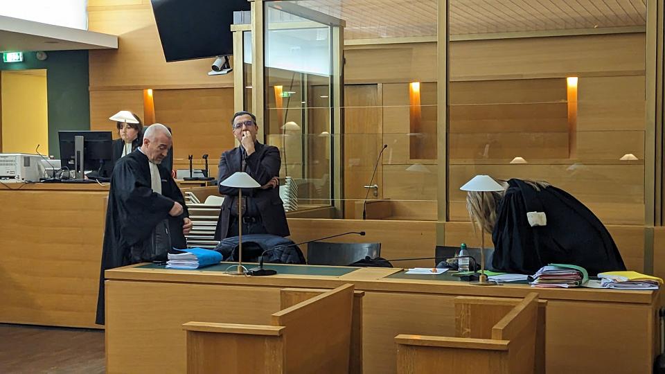 Le commissaire Rabah Souchi et son avocat au tribunal 