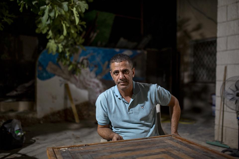portrait de Rashid Khidiry assis à une table