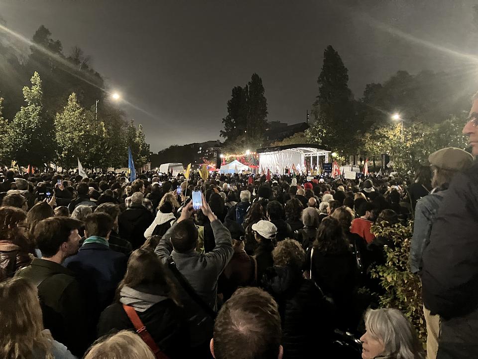 Des manifestants de dos dans la nuit.