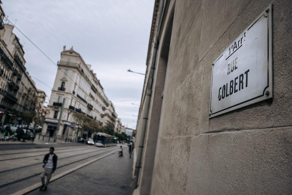 En plein centre-ville de Marseille, une rue continue à rendre hommage à Jean-Baptiste Colbert, ministre de Louis XIV et rédacteur du Code noir. 